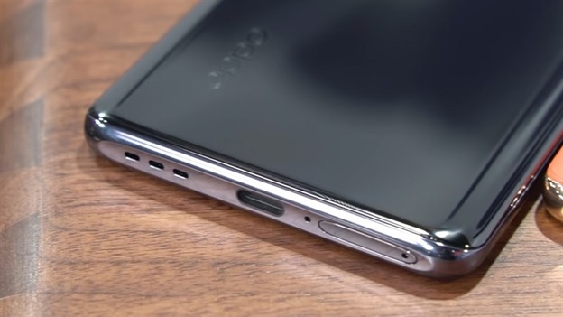 Cạnh đáy gồm: cổng kết nối USB Type-C, khay cắm sim, loa ngoài và mic thoại
