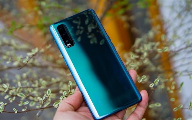 Dù không có hiệu ứng chuyển màu gradient bảy sắc cầu vồng nhưng thiết kế mặt lưng máy vẫn gây được sự chú ý lớn