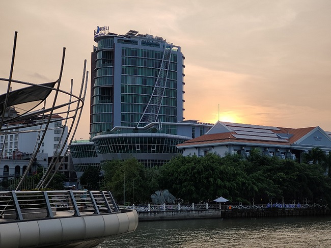 Hình ảnh chụp ngược sáng vẫn giữ được chi tiết, và ít bị bệt mà không quá dễ nhìn thấy noise