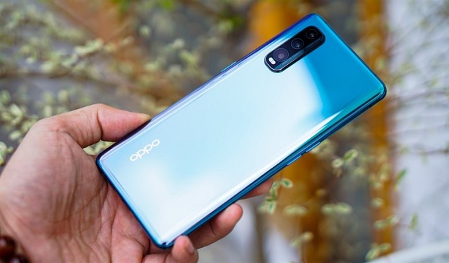 Thiết kế máy thể hiện được sự tinh tế của mặt lưng và không gây khó chịu cho đại đa số người dùng