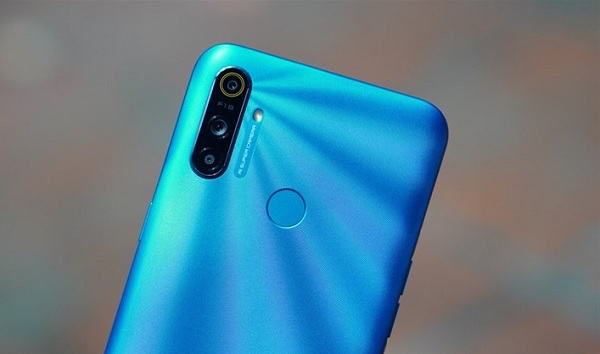 Máy được trang bị cụm 3 camera sau