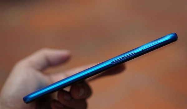 Cạnh trái của Realme C3 là vị trí của khe sim và phím tăng giảm âm lượng