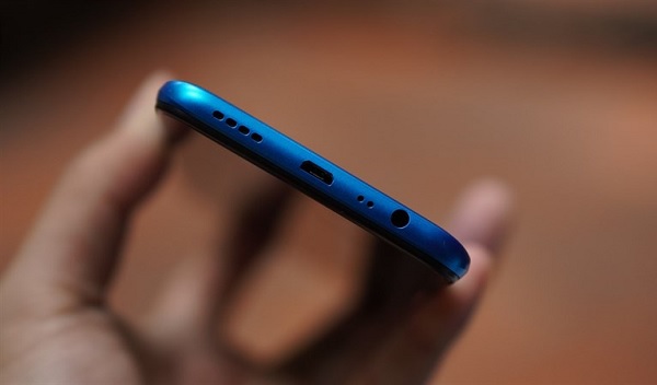 Cạnh đáy máy là jack cắm tai nghe, cổng sạc và loa ngoài