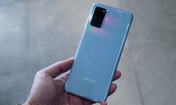 Mặt lưng được làm tinh tế hơn Galaxy S20 Ultra