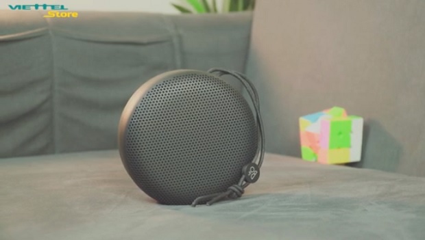 Đây là BeoPlay A1. Rất nhỏ gọn, đẹp, nằm gọn trong bàn tay mình và cho cảm giác to hơn một chiếc burger một chút. Mức độ hoàn thiện cực kỳ cao, sắc xảo, cho cảm giác cầm rất cứng cáp. Toàn bộ bề mặt phía trên của loa được bọc bằng lớp lưới nhôm khá hiện đại.