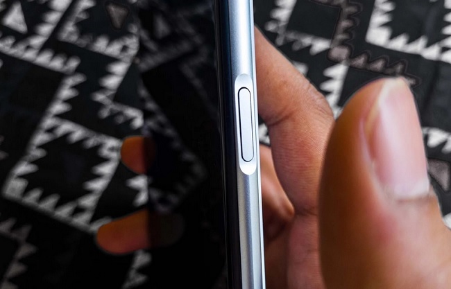 Vị trí nút nguồn kèm cảm biến vân tay ở cạnh phải