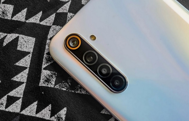 Camera nhô lên tránh trầy xước và khi sử dụng thêm ốp lưng cũng không lo bị bám bụi