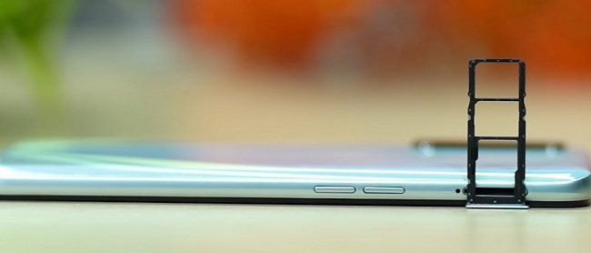 Cạnh phải là khay kim và 2 nút bấm điều chỉnh âm lượng