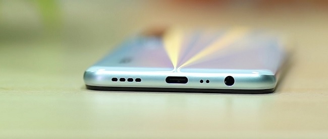 Cạnh dưới thiết lập cổng sạc USB-C, loa ngoài và jack cắm tai nghe 3.5mm