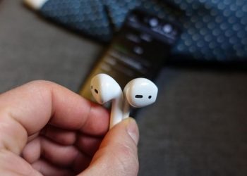 Tai nghe Airpods nhỏ gọn, vừa tai.