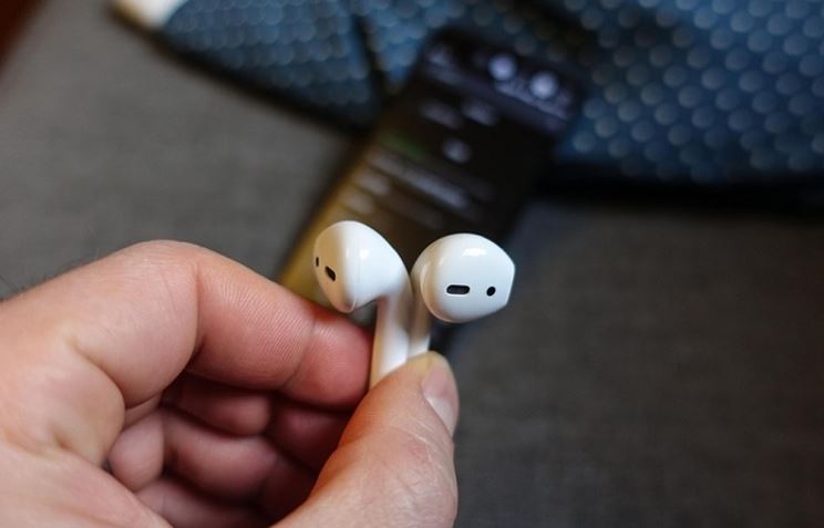 Tai nghe Airpods nhỏ gọn, vừa tai.