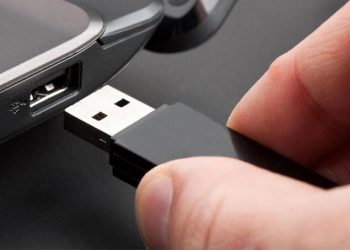 Kết nối máy tính và USB hỗ trợ việc truyền tải dữ liệu nhanh chóng
