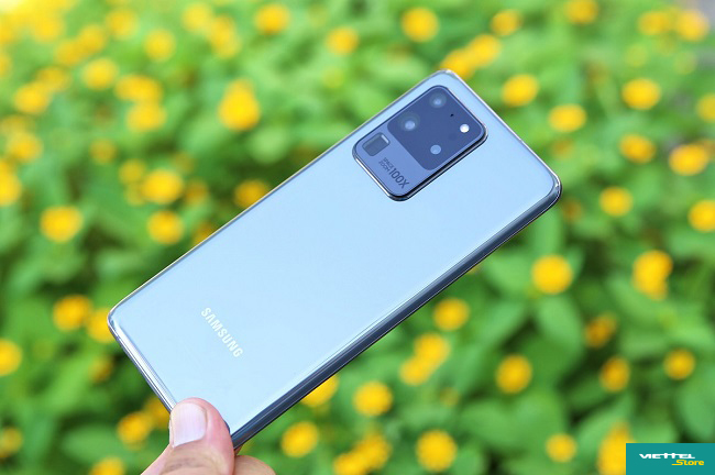 Chỉ cần nhìn qua cụm camera sau thật “hầm hố”, Galaxy S20 Ultra cũng đã tạo ngay ấn tượng tốt đến với người dùng và những ai yêu thích chụp ảnh bằng thiết bị di động