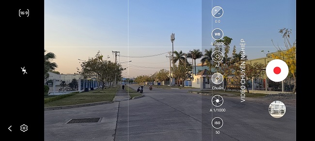 Galaxy S20 Ultra còn có Chế độ Video Chuyên nghiệp rất hữu ích cho những người dùng làm vlog và sáng tạo nội dung