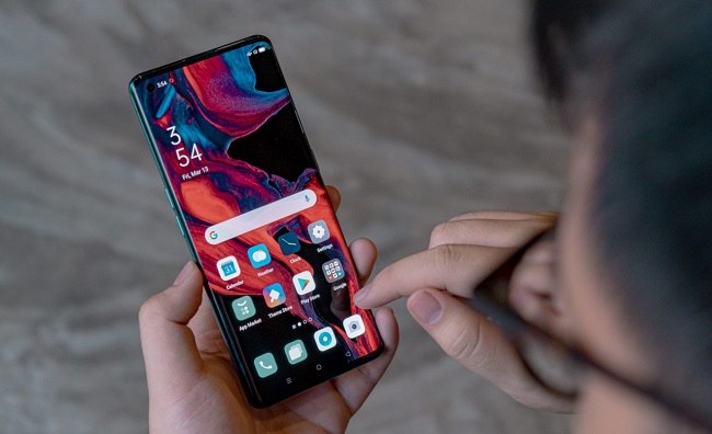 Màn hình OPPO Find X2 vượt trội so với các đối thủ