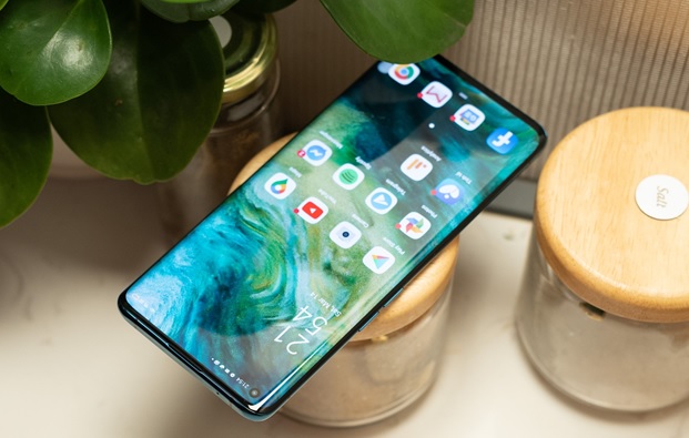 Camera selfie, các thanh menu và biểu tượng trên màn hình được sắp xếp hợp lý, giúp hiển thịn hình ảnh liền lạc và không bị cắt ngang