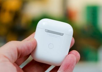 Bạn chỉ việc nhấn và giữ nút tròn ở mặt sau để đưa AirPods 2 vào chế độ ghép đôi.