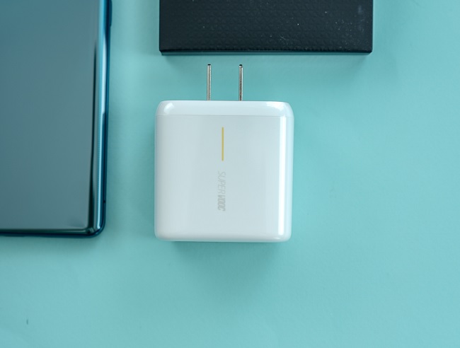 Đây cũng là chiếc điện thoại đầu tiên tại Việt Nam được tích hợp công nghệ sạc siêu nhanh với công suất 65W