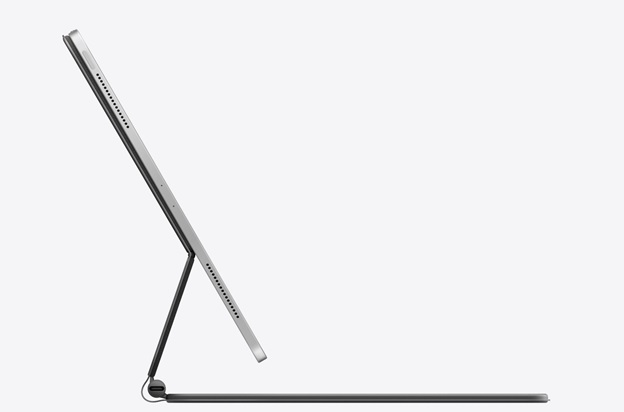 Bàn phím mới có bản lề khá linh hoạt giúp điều chỉnh góc nghiêng phù hợp khi làm việc