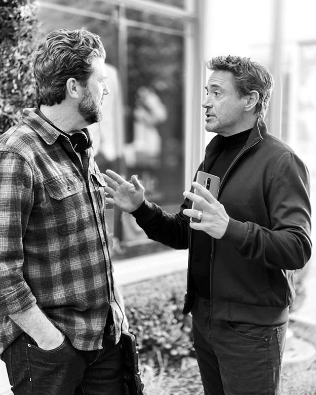 Hình ảnh diễn viên Robert Downey Jr. cầm 1 chiếc điện thoại được cho là OnePlus 8 Pro