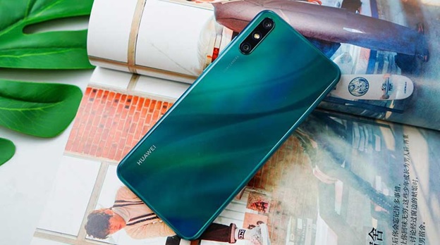 Mặt lưng máy có hiệu ứng phản quang độc đáo như dạng lượn sóng