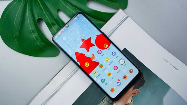 Máy sử dụng con chip MediaTek P35 đi kèm RAM 4GB và dung lượng bộ nhớ trong lên đến 128GB