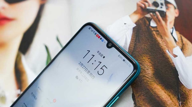 Máy được tích hợp viên pin dung lượng khủng 5.000mAh cùng khả năng sạc ngược
