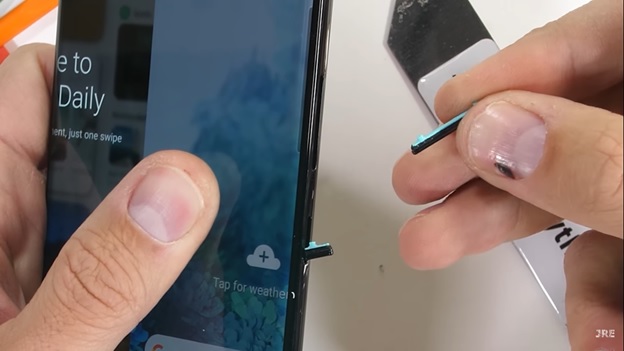 Tiếp theo quá trình thử độ bền Galaxy S20 Ultra là dùng dao nhọn tác động lên lớp hơn bên ngoài. Lớp sơn này bị tróc ra dưới tác động của dao nhọn. Và tại các phím vật lý lớp sơn này cũng bị bong ra