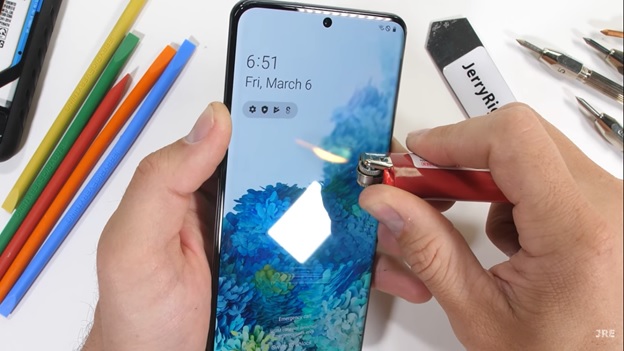 Màn hình sau khi bị hơ lửa sẽ xuất hiện 1 vết ám nhỏ. Tuy nhiên nó nhanh chóng biến mất ngay sau đó