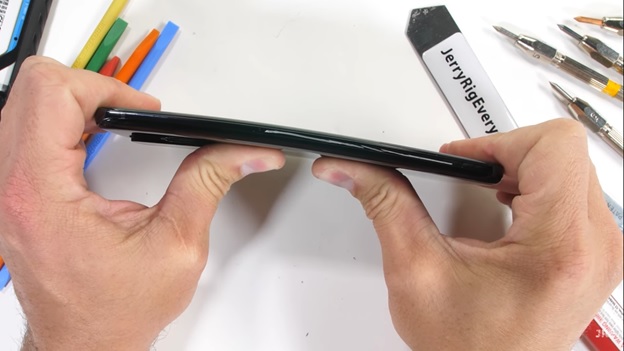 Cuối cùng, người thực hiện video đã cố gắng bẻ gãy Galaxy S20 ultra nhưng không được. Máy chỉ bị cong nhẹ và trở lại bình thường ngay sau đó