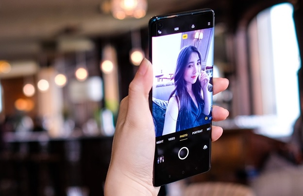 Camera selfie 32MP tích hợp công nghệ AI
