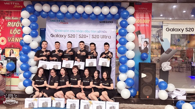 Từ rất sớm tại các siêu thị Viettel Store trên toàn quốc đã hoàn tất và sẵn sàng đón những khách hàng đặt trước Galaxy S20 series đầu tiên đến nhận máy