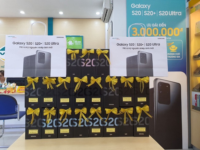 Từ rất sớm tại các siêu thị Viettel Store trên toàn quốc đã hoàn tất và sẵn sàng đón những khách hàng đặt trước Galaxy S20 series đầu tiên đến nhận máy