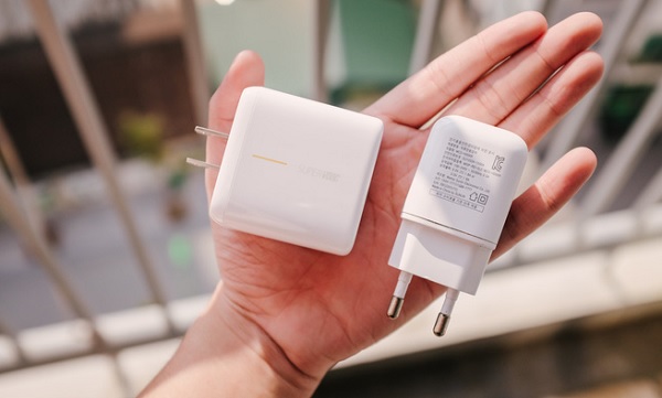 Cục sạc to gấp đôi bình thường