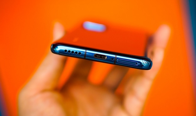 Cạnh đáy gồm: loa ngoài, cổng kết nối USB-C, mic thoại và khay đựng sim