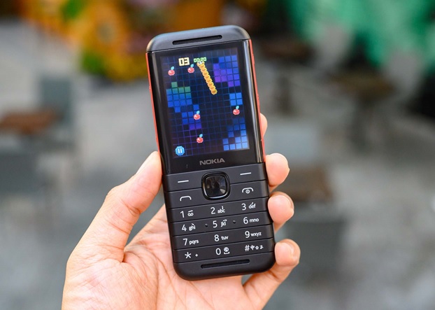 Nokia 5310 (2020) chạy trên nền tảng Nokia 5310 (2020), hỗ trợ kết nối mạng EDGE. Người dùng có thể lướt web qua trình duyệt Opera mini. Máy cũng được cài sẵn 1 số game và nếu muốn có thêm trò chơi người dùng sẽ phải bỏ thêm tiền