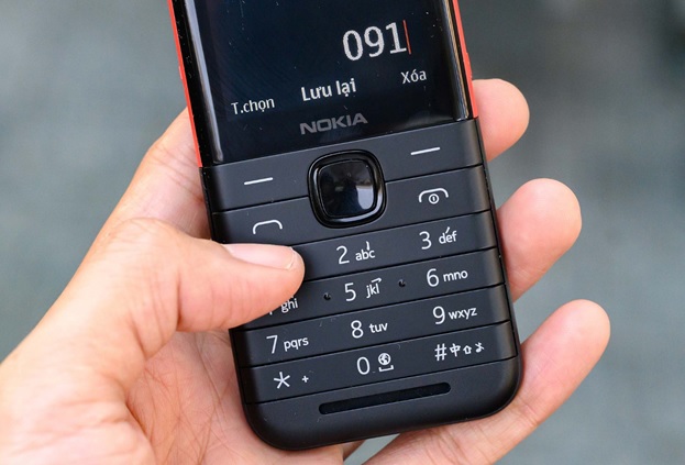 Các phím bấm được bố trí trên cùng 1 dải và được ngăn cách bằng 1 đường thẳng chạy song song theo từng dãy. Thiết kế này đem đến sự thoải mái và dễ bấm cho người dùng. Ngoài ra, tại phím số 5 có phần gờ nổi lên giúp người khiếm thị có thể tiếp cận được