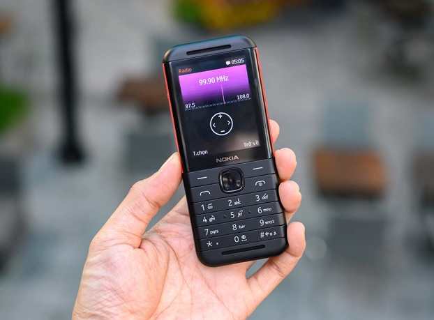 Nokia 5310 (2020) có hệ thống loa kép cả trên và dưới giúp việc nghe nhạc thêm phần ý nghĩa. Ngoài ra, người dùng cũng có thể nghe đài FM mà không cần phải kết nối tai nghe như các dòng điện thoại phổ thông khác