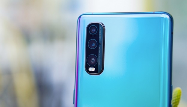 Hệ thống 3 camera xếp thẳng hàng, nằm góc trái