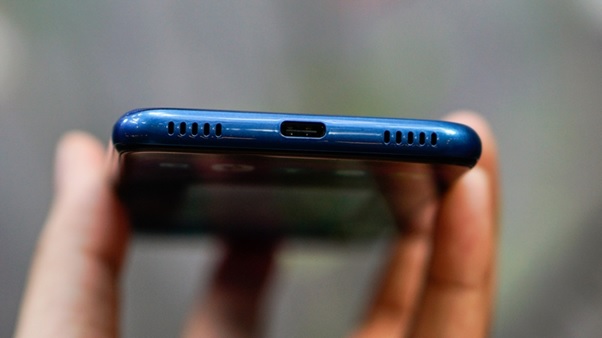 Cạnh đáy tích hợp cổng sạc USB-C và 2 dải loa 2 bên cạnh