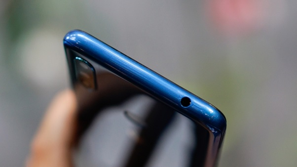 Cạnh trên là vị trí jack cắm tai nghe 3.5mm