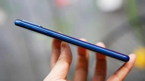 Cạnh phải dặt phím nguồn và thanh điều chỉnh âm lượng