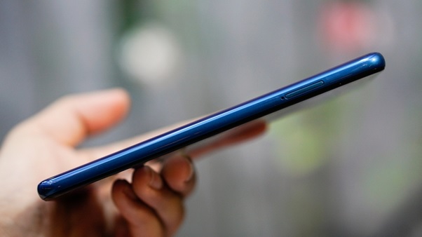 Cạnh trái là khu vực SIM