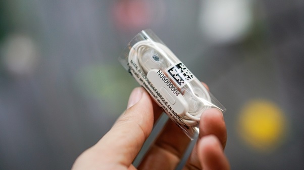 Tai nghe trắng, đi kèm theo máy