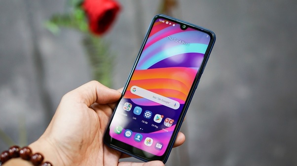 Màn hình giọt nước, 2 cạnh bo cong 2.5D cho cảm giác cầm khá chắc chắn, không bị cấn tay