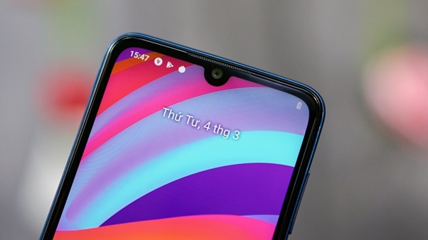 Màn hình giọt nước, cạnh viền bezel được tối ưu khá tốt, duy có phần cằm hơi dày nhưng vẫn cho tính thẩm mỹ cao