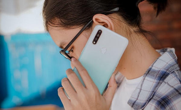 Trên tay OPPO A31 phiên bản màu xanh trắng khá lạ mắt, cực kì trẻ trung và năng động