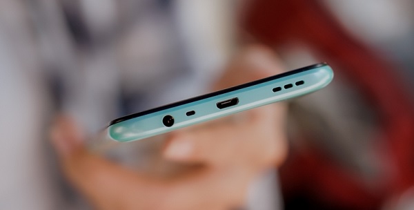 Đáy máy có cổng cắm tai nghe 3.5 mm, vẫn tích hợp cổng sạc microUSB và mic thoại