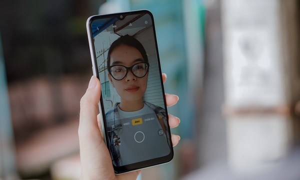Mặt trước của máy là camera selfie 8 MP hỗ trợ chup góc rộng, HDR, quay video Full HD và làm đẹp bằng trí tuệ nhân tạo AI