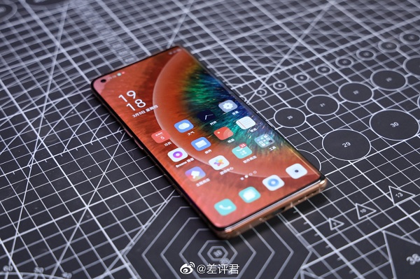 OPPO Find X2 Pro được hỗ trợ sạc không dây, jack cắm tai nghe 3.5mm, khe cắm thẻ nhớ microSD